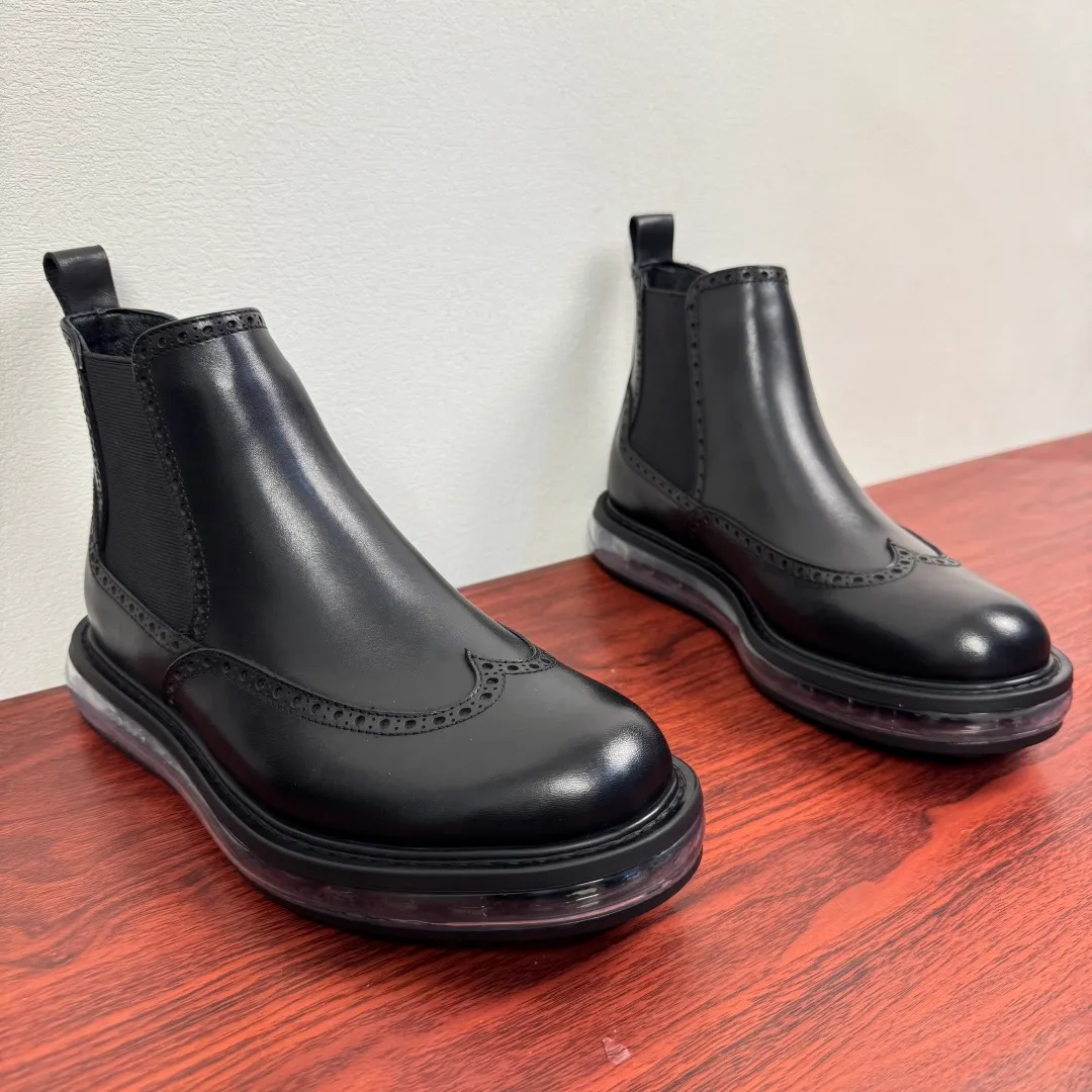 Batch 1020 Prada/Prada classic men's high-top air-cushion casual leather shoes, business formal leather shoes! Exclusive new air-cushion short boots for autumn and winter. Made in Guangdong, please pay attention to the details and pursue high quality. Italian original open-edge bead/matte calfskin styles are available. Low-key luxury, geometric tailoring, motorcycle imported from Germany, precision stitching, simple glossy classic European and American style, clear water chestnuts, brogue carving process, elastic band at the shoe opening, easy to put on and take off, standard formal wear, full calfskin lining, unique gold label foot pad from P family, heel webbing lift, stable and comfortable upper foot, original ultra-soft air cushion outsole, silver label PRADA letter logo decoration on the heel, rubber bottom wrapping, high comfort, excellent anti-slip performance, stitching technology Does not take off the sole, more durable, 3.5CM thick sole, more adaptable, can enter and exit various occasions, fine workmanship, clear edges and corners of the shoe shape, perfect as a work of art, quality assurance, complete package! Size: 38-39-40-41-42-43-44 Leather shoe size Item number: 2TG245 cowhide